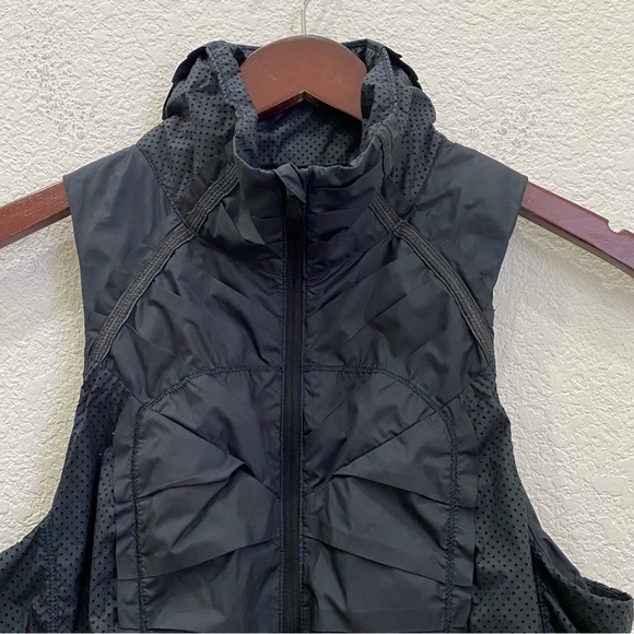 LULULEMON Black Lightweight Pleated Reflective Vest Size 4 - Picture 12 of 16
